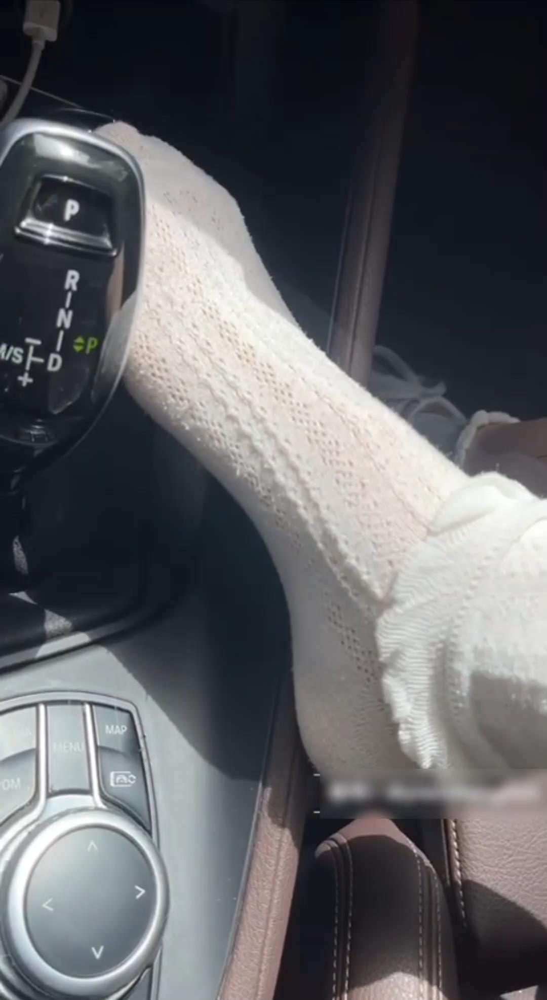 图片[3]_大神车上品玩女生娇嫩美足-套路她脱下鞋子tk她娇嫩的脚丫_绳艺库视频下载