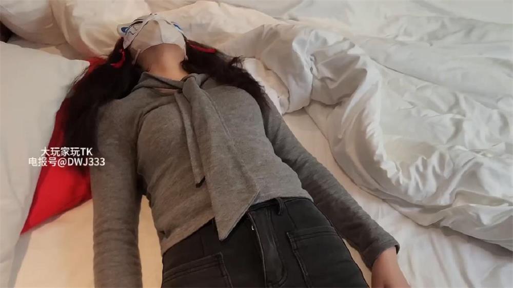 【通城大玩家】狐狸面具妹子黑丝足枷挠痒TK_绳艺库视频下载