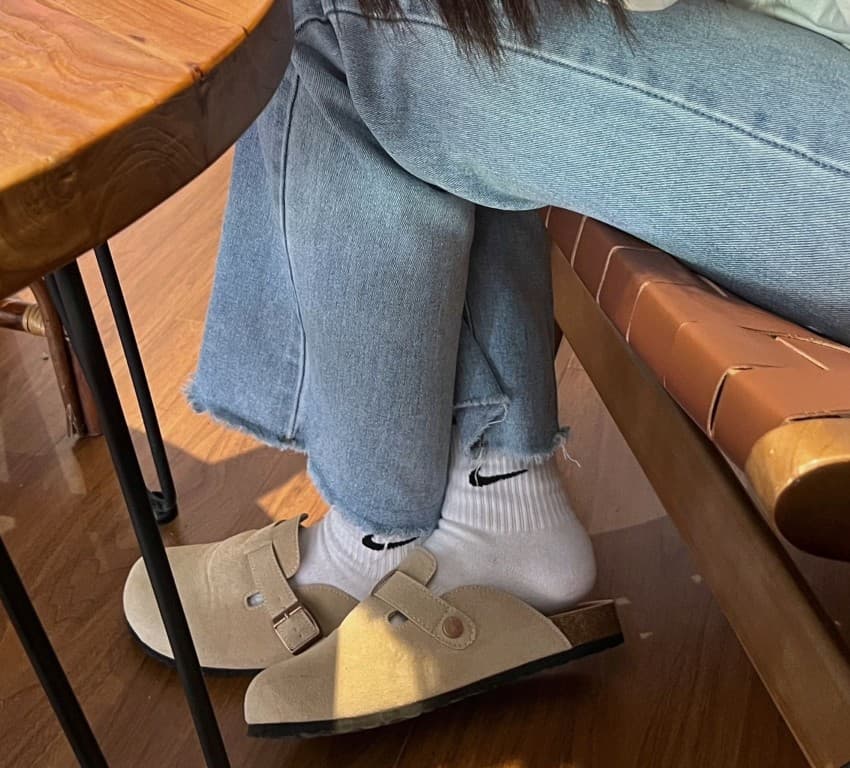 首发 咖啡店邂逅美女 忽悠上车玩弄小嫩足_绳艺库视频下载