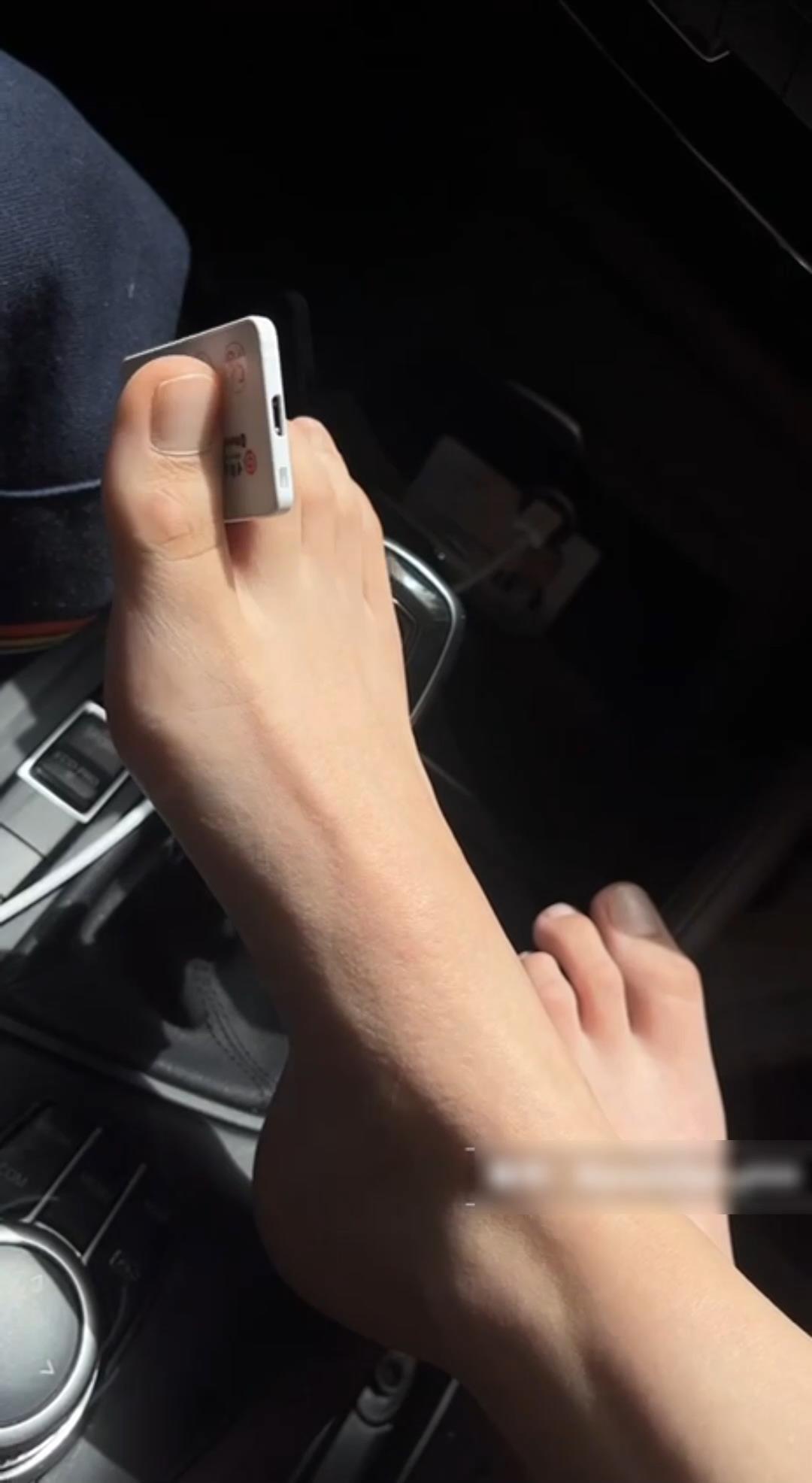 图片[7]_大神车上品玩女生娇嫩美足-套路她脱下鞋子tk她娇嫩的脚丫_绳艺库视频下载