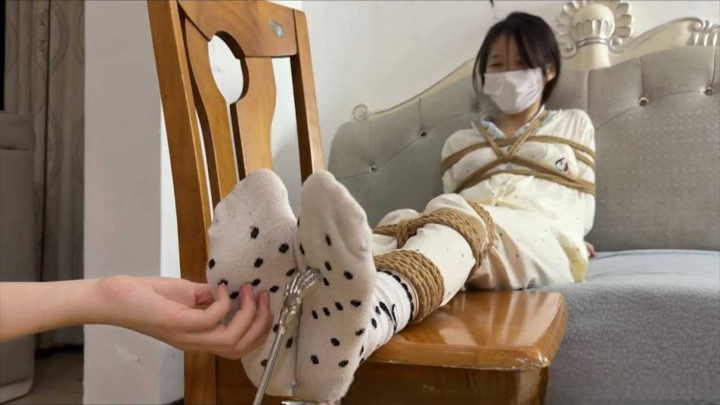 家居白袜女孩被绑起来TK1，被挠的都快受不了了_绳艺库视频下载