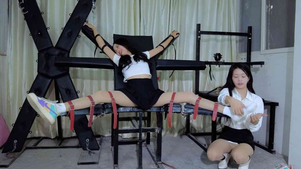 《赌约挑战》草莓挑战在tickle wrestling战无不胜的老选手雪妮！_绳艺库视频下载